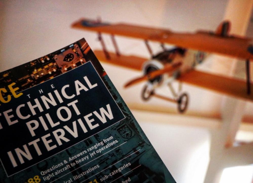 Como os clubes do livro podem ajudar os pilotos a melhorar suas habilidades de comunicação?